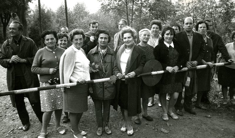 KKE 4516.jpg - Pobyt w sanatorium w Lądku Zdroju. Czwarta od prawej: Leonarda Filipow, 1964 r.